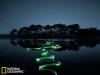 令人著迷的夜間水面攝影：燈光揭示水流活動