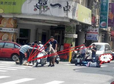 短裙正妹摔車路人竟然都...一場車禍看出男性本色 網友:「想看高清版啊！」