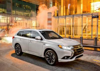 「冏臉」微整形，新年式小改款Mitsubishi Outlander「PHEV」美規版2016年第三季上市，純電可行駛達「60.8」公里！