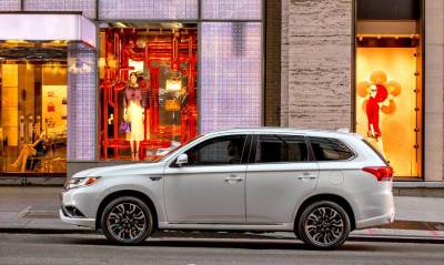 「冏臉」微整形，新年式小改款Mitsubishi Outlander「PHEV」美規版2016年第三季上市，純電可行駛達「60.8」公里！