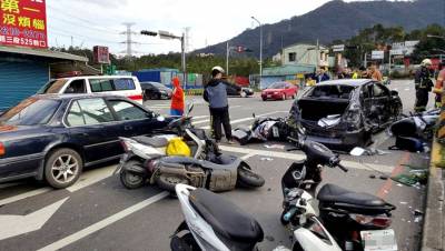 「陽光刺眼」造成駕駛視野受限，若遇到前車突然「急停」引起追撞事件，那究竟誰該負肇事責任？